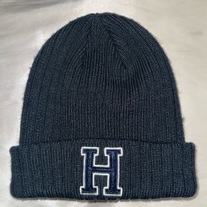 Navy Blue Tommy Hilfiger Beanie. Hilfiger ‘H’ on front.